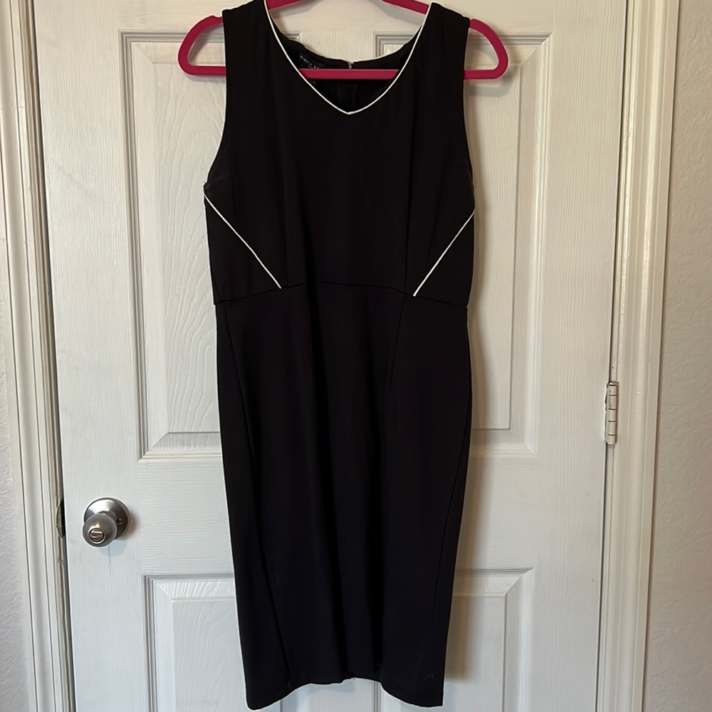 Professional Knee-Length Sleeveless Black Dress